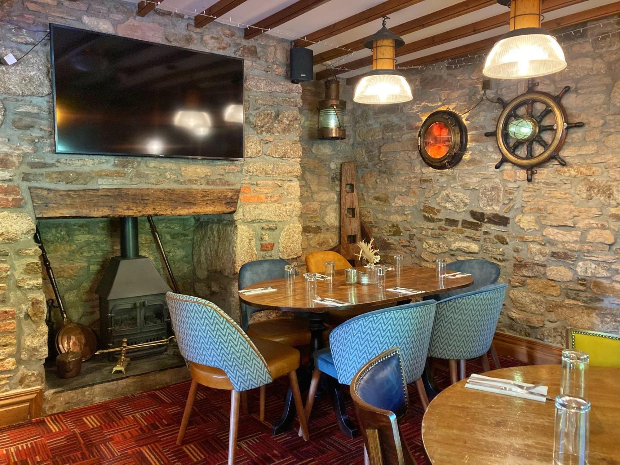 The Britannia Inn & Waves Restaurant Сент-Остел Экстерьер фото