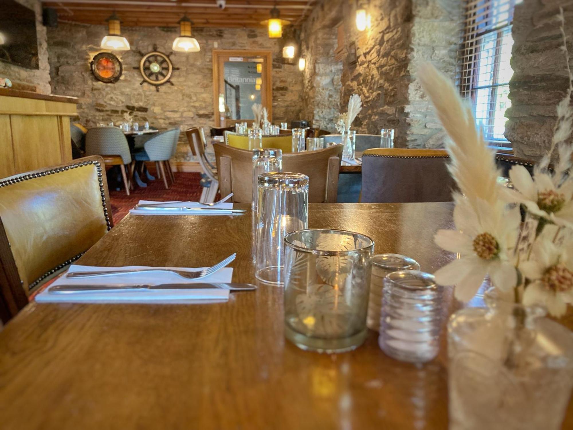 The Britannia Inn & Waves Restaurant Сент-Остел Экстерьер фото